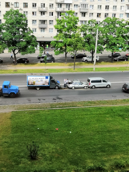 Паровозик из 3 машин на проспекте Ветеранов около 108 дома