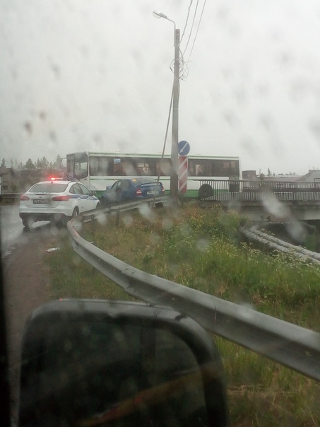 В Красном Селе на мосту через ЖД на Пушкинском шоссе, автобус столкнулся с Ладой Калиной, есть постр...