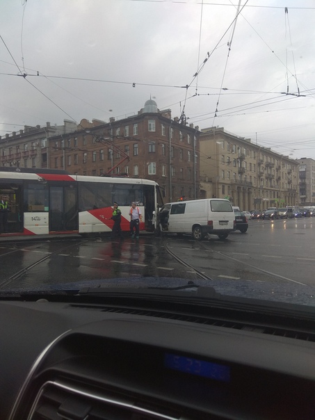 Микроавтобус улетел в трамвай на перекрестке Московского и Благодатной.