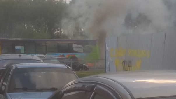 На Камышовой 38 горит 166 автобус.