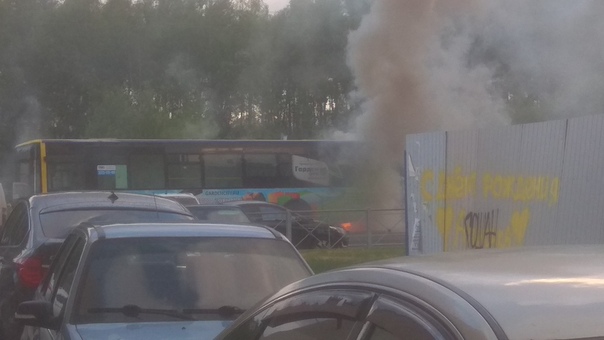 На Камышовой 38 горит 166 автобус.