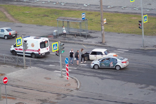 На перекрестке Просвещения и Кустодиева разбитые Жигули и Такси стоят в сторону проспекта Культуры.