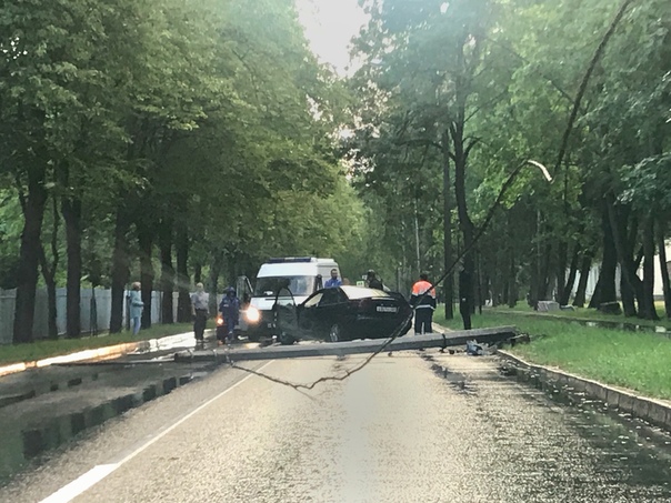 В Пушкине на Парковой улице, напротив военно-морского училища , автомобиль снес столб , дорога пере...
