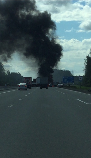 На Московском шоссе, прямо перед поворотом на Тосно, ДТП с последующим возгоранием микроавтобуса. Сл...