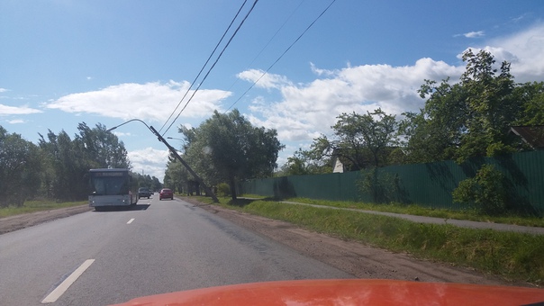 На Удаловской улице в Пушкине, фонарь приуныл на проводах, пока что не полностью