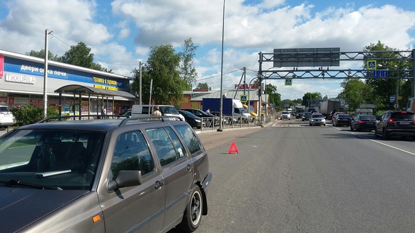 Сегодня 20 июня около 8.20 утра в Мурино , на въезд в город произошло ДТП автомобиля Volkswagen с г...
