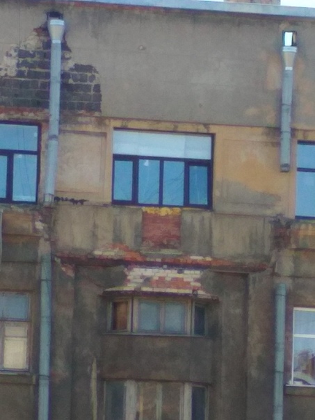 У дома на пересечении Карташихиной улицы и Шкиперского протока обвалился балкон на 6 этаже. Никто не...