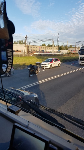 На Витебском, перед Парковой, стоят мото, такси и мерс.