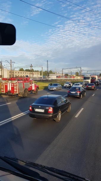 На Витебском, перед Парковой, стоят мото, такси и мерс.