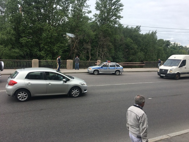 Прямо на глазах на Шаумяна 8 автомобиль на люке подпрыгнул и улетел в реку Охту, сломав забор
