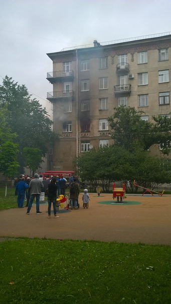 Пожар в доме 172к2 на Московском проспекте, Пожарные потушили. Жертв нет