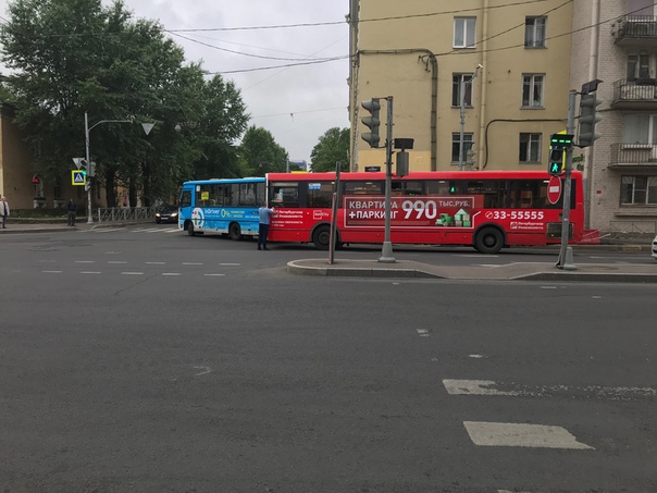 116 автобус догнал 116 маршрутку на повороте с ул. Бабушкина на ул. Крупской. Вот она, борьба за кли...