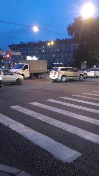 23:10 ДТП на перекрестке Б. Сампсониевского... 3 машины.. одна на тротуаре.