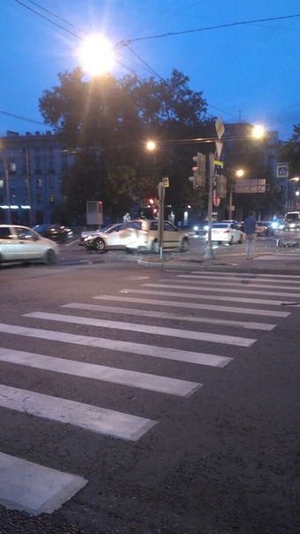 23:10 ДТП на перекрестке Б. Сампсониевского... 3 машины.. одна на тротуаре.
