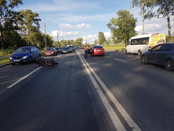 ДТП. Петергофское шоссе, на против заправки BP. Ехал по крайней левой полосе, водитель Hyundai соляри...
