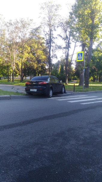 Угол Счастливой и Новаторов. Гости из Карелии въехали в клумбу.