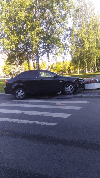 Угол Счастливой и Новаторов. Гости из Карелии въехали в клумбу.