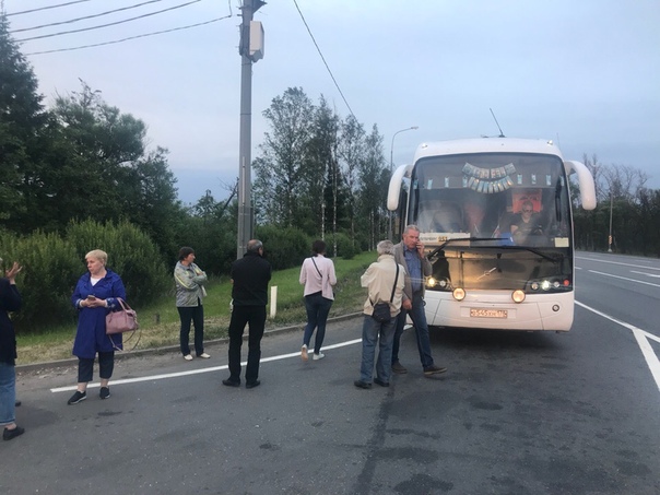 В Бабино на посту ДПС остановили рейсовый автобус 951 Демянск-Санкт-Петербург. Сказали дальше хода н...