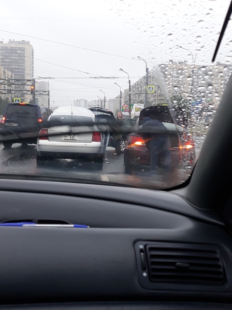 Перекрёсток Хасанской и Российского. Сразу на съезде с моста. Поворот на право затруднён.