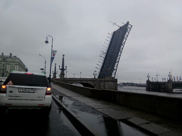 Разведен Троицкий мост