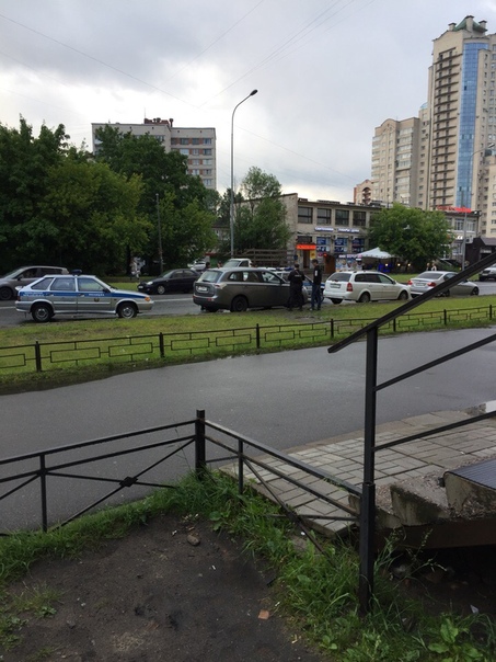 На Лени Голикова напротив дома 50 за рулем умер мужчина лет 40-50, марка машины Mitsubishi, скорая на ...
