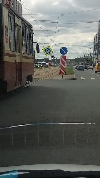 Необычный шлагбаум на трамвайной остановке Искровский пр. ул.Коллонтай.
