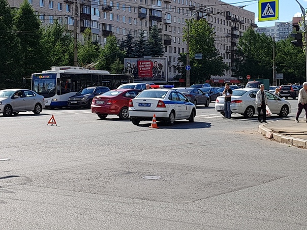 На пр.Тореза (на перекрестке с Курчатова) авария, стоят троллейбусы, большая пробка