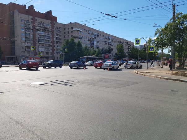 На пр.Тореза (на перекрестке с Курчатова) авария, стоят троллейбусы, большая пробка