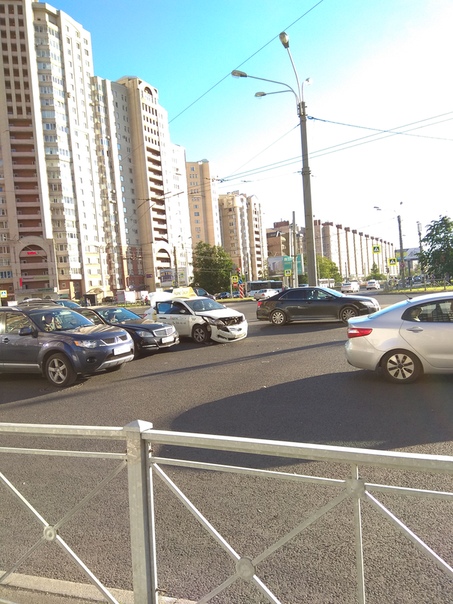 Столкнулись Яндекс Такси с Мерсом на пересечении Богатырского и Коломяжского,