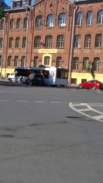 На перекрестке угол Новгородской и 8 Советской автобус столкнулся с машиной. Движению не особо мешаю...