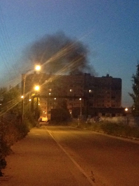 На Большевиков 22 сгорела машина, пожарная и полиция на месте, задело рядом стоящие