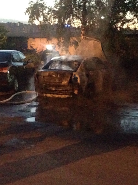 На Большевиков 22 сгорела машина, пожарная и полиция на месте, задело рядом стоящие