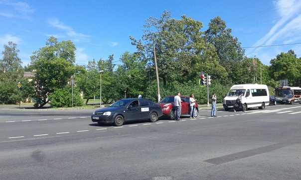 У торгового центра "Ракета" в Петергофе на Санкт-Петербургском проспекте водитель маршрутки видимо у...