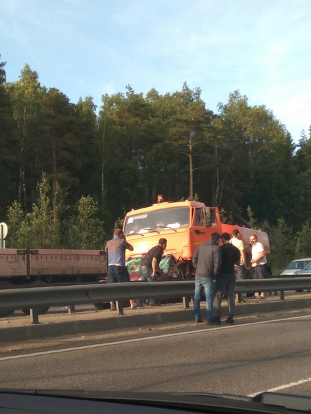 На Рябовском шоссе со стороны Колтушей КамАЗ смял легковушку, Вроде водитель выполз