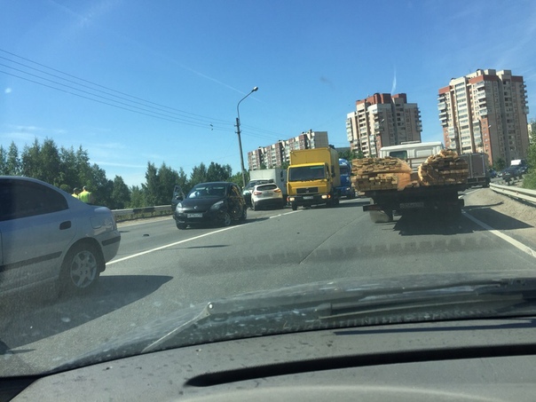 В Рыбацком на выезде столкнулись 4 автомобиля, Собирается пробка.