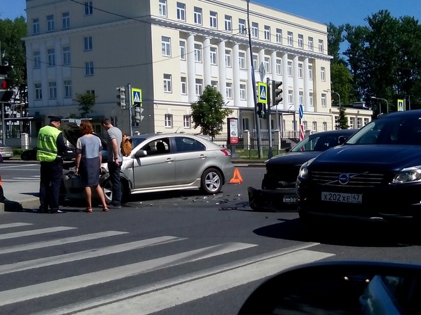 Джетта и Лансер устроили ДТП на перекрестке Крестовского пр. и Спортивной ул.Пострадавших нет.