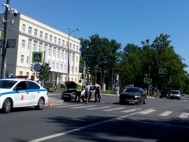 Джетта и Лансер устроили ДТП на перекрестке Крестовского пр. и Спортивной ул.Пострадавших нет.