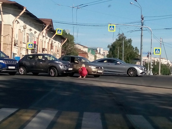 2 девушки притерлись перед мостом Бетанкура(с Новоладожской ул.) .Проезду сильно мешают.