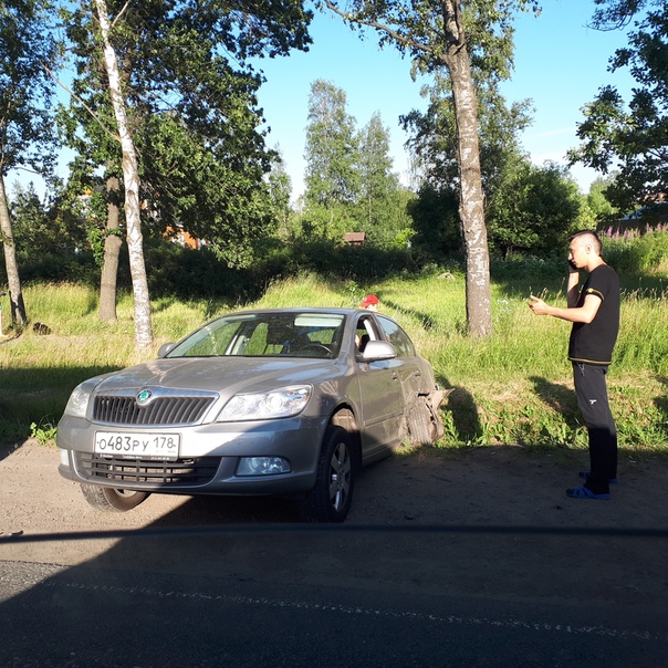 На Таллинском шоссе от КАД в сторону Жукова , 2 машины отдыхают в кювете и Mercedes уже никуда не сп...