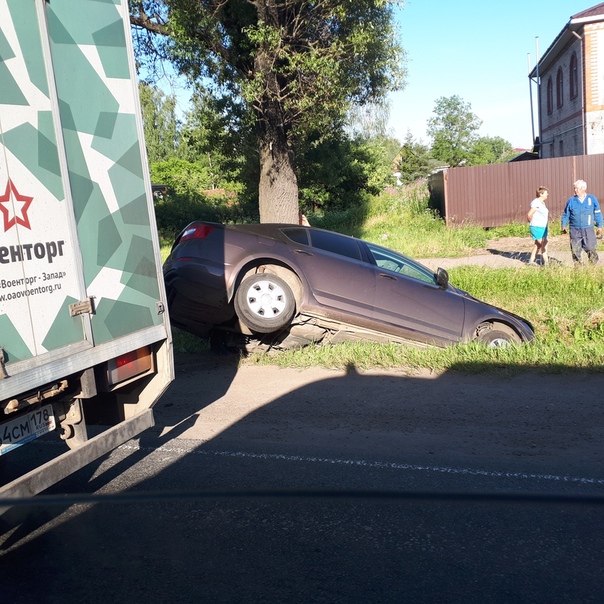 На Таллинском шоссе от КАД в сторону Жукова , 2 машины отдыхают в кювете и Mercedes уже никуда не сп...