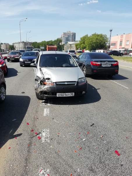 16 июня в 13:25 июня была авария на Октябрьской Набережной 104, из трех машин, я был в среднем авто,...