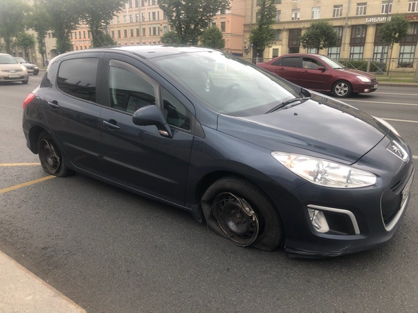 На Московском проспекте 129, девушку на синем Peugeot 308 подрезал чёрный тонировкой по кругу с ксеноно...