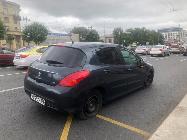 На Московском проспекте 129, девушку на синем Peugeot 308 подрезал чёрный тонировкой по кругу с ксеноно...