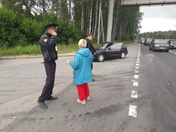 На Выборгском шоссе у бывшего поста ГИБДД сегодня 30 июня в 11:25 Ленд Ровер под управлением женщины...