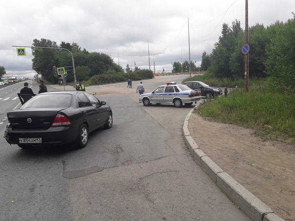 На Выборгском шоссе у бывшего поста ГИБДД сегодня 30 июня в 11:25 Ленд Ровер под управлением женщины...