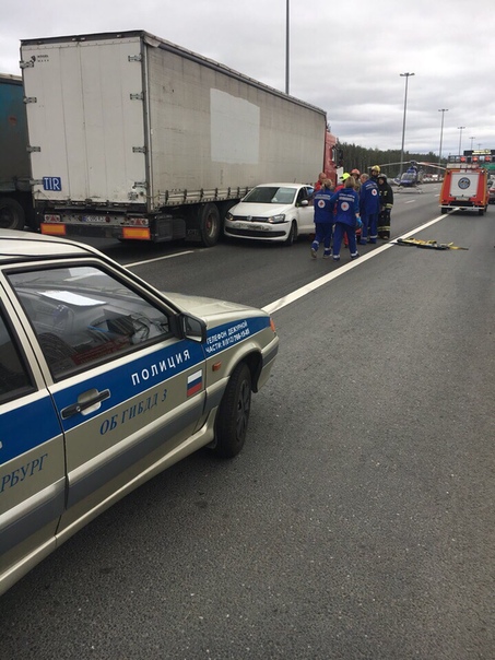 На внутренней стороне КАД в районе г.Кудрово Volkswagen попал под фуру, к пострадавшим вызвали верт...