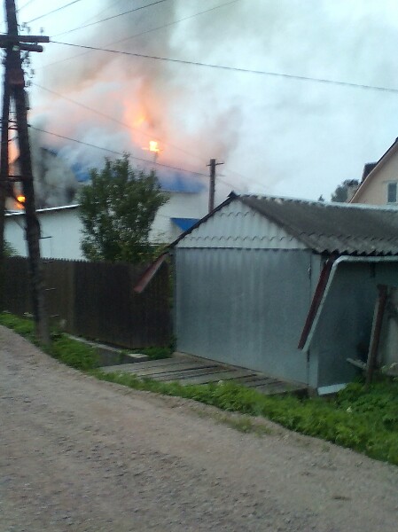 В посёлке Бернгардовка Всеволожского района на 3 линии страшный пожар,загорелся дом полностью деревя...