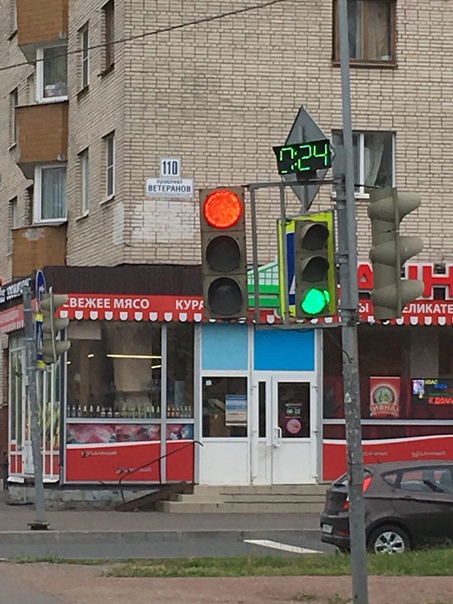 На пересечении проспекта Ветеранов и улицы Генерала Симоняка из-за ветра развернуло светофор