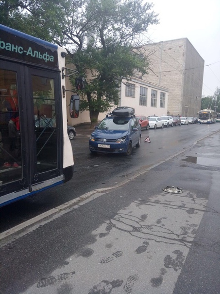 На улице Курчатова водитель VW зачем-то выехал на встречку и встретил троллейбус. Теперь движение тр...