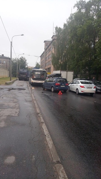 На улице Курчатова водитель VW зачем-то выехал на встречку и встретил троллейбус. Теперь движение тр...